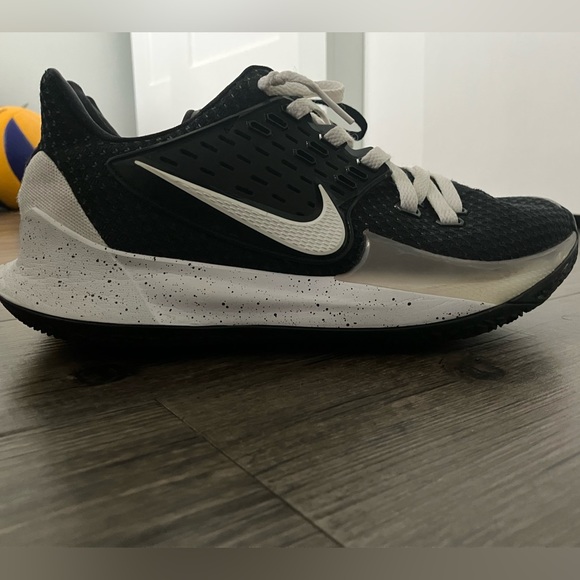 NIKE KYRIE 2 LOW Black and White Size 8.5 Men’s & Womens - Picture 4 of 10
